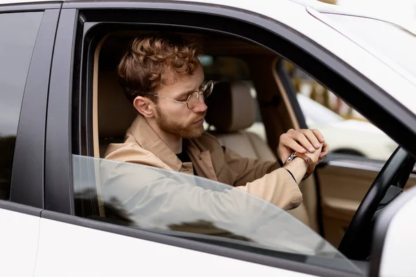 Seriöser Mann Legerer Kleidung Sitzt Auto Und Blickt Auf Seine — Stockfoto