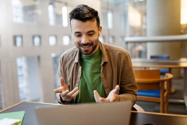 Knappe Glimlachende Latijnse Man Die Laptop Computer Gebruikt Iets Uit — Stockfoto