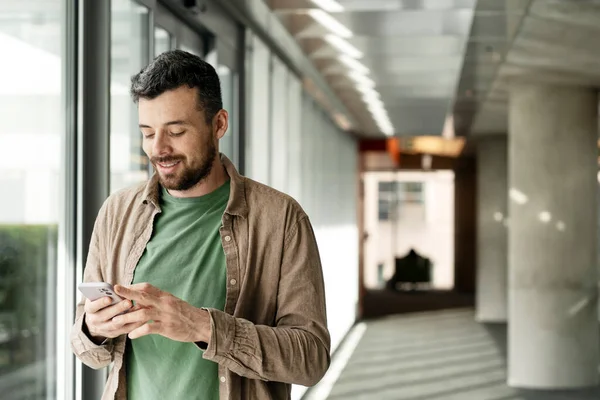 Usmívající Jistý Latinský Podnikatel Držící Mobilní Telefon Kontrolující Mail Komunikace — Stock fotografie