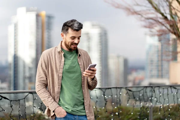 Usmívající Pohledný Hispánec Držící Smartphone Pomocí Mobilní Aplikace Nakupování Line — Stock fotografie