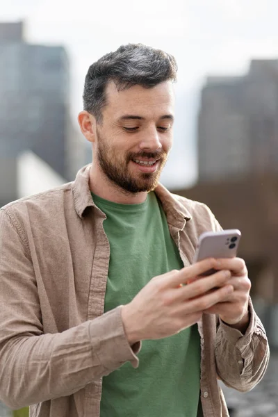 Χαμογελώντας Όμορφος Λατίνος Άνδρας Κρατώντας Smartphone Χρησιμοποιώντας Κινητό App Ψώνια — Φωτογραφία Αρχείου