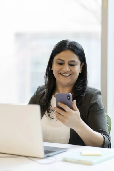 Mujer Negocios India Sonriente Usando Ordenador Portátil Sosteniendo Teléfono Móvil — Foto de Stock