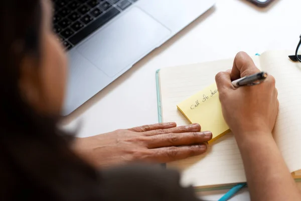 女商人用手做笔记 在便条上写东西 计划工作场所的项目 有选择的重点 Scrum Agile Methodology Concept 学生学习 考试准备 — 图库照片