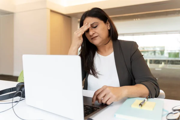 Mutsuz Hintli Kadınının Dizüstü Bilgisayarla Başı Ağrıyormuş Ofis Projesinde Çalışıyormuş — Stok fotoğraf