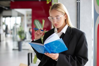 Zeki, şık bir öğrenci, öğrenim dili, sınav hazırlığı, üniversite kampüsünde kitap okumak. Eğitim kavramı