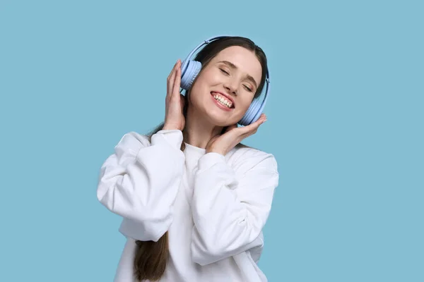 Encantadora Elegante Joven Mujer Caucásica Con Auriculares Inalámbricos Disfrutando Escuchando —  Fotos de Stock