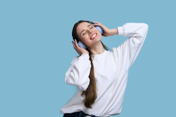 Ελκυστική Καυκάσιος Μελαχρινή Γυναίκα Ασύρματα Ακουστικά Ακούγοντας Ένα Δροσερό Κομμάτι — Φωτογραφία Αρχείου