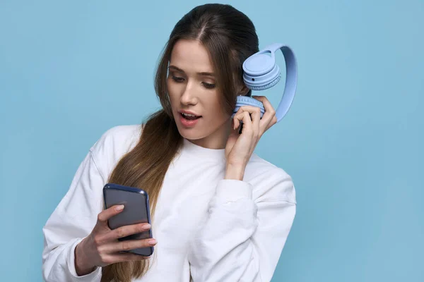 Junge Kaukasische Erstaunte Schöne Frau Musikliebhaber Mit Blauen Drahtlosen Kopfhörern — Stockfoto
