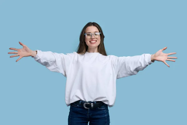 Glückliche Kaukasische Junge Frau Trendiger Kleidung Und Stylischer Brille Posiert — Stockfoto