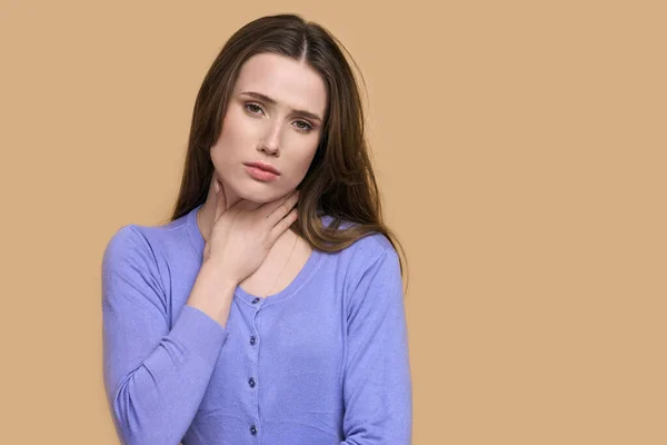 Młoda Kobieta Wyglądająca Chorą Dotykająca Bolesnej Szyi Cierpiąca Grypę Przeziębienie — Zdjęcie stockowe