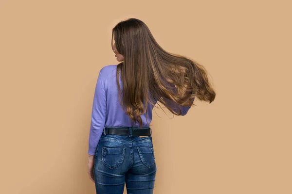 后视镜一个吹长头发的年轻女人 与米色背景隔离 头发护理 温泉美容院的概念 健康闪亮的丝质头发 洗发水和护发素 — 图库照片