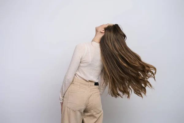 Widok Tyłu Młoda Kobieta Długimi Włosami Odizolowana Białym Tle Fryzura — Zdjęcie stockowe