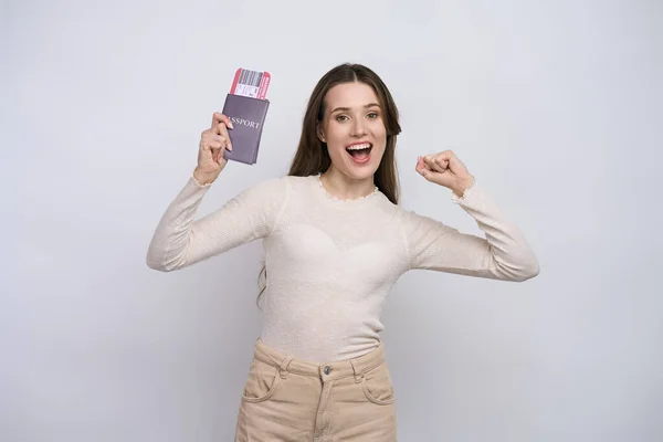 Pasaport Biniş Kartı Taşıyan Heyecanlı Beyaz Kadın Mutluluk Olumlu Duyguları — Stok fotoğraf