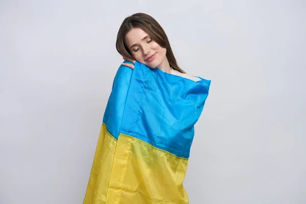 Güzel Ukraynalı Genç Vatansever Kadın Ukrayna Bayrağına Sarılmış Nazikçe Sarılıyor — Stok fotoğraf