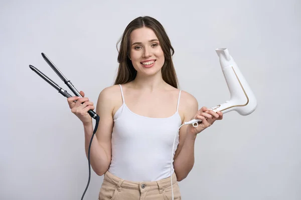 Blanke Jonge Mooie Vrouw Met Haar Styling Instrumenten Een Stijltang — Stockfoto
