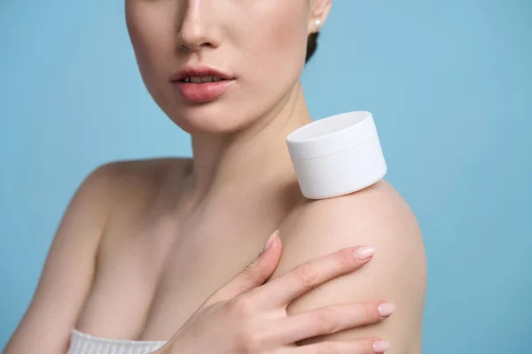 Closeup Pot Blanc Avec Hydratant Sur Épaule Jeune Femme Avec — Photo