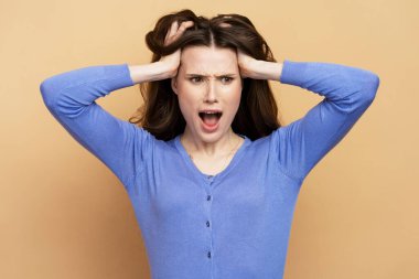 Arka planda bağırarak el ele tutuşan sinirli, stresli genç bir kadın. Mutsuz çalışan işten kovuldu