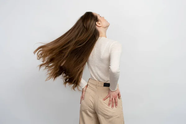 Widok Tyłu Piękna Brunetka Kobieta Zdrowymi Długimi Włosami Taniec Izolowane — Zdjęcie stockowe
