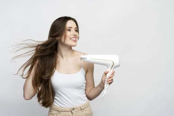 Beyaz Arka Planda Izole Edilmiş Saç Kurutma Makinesi Kullanan Güzel — Stok fotoğraf