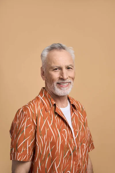 Vertical Studio Portrait Handsome Cheerful Bearded Senior Man Wearing Bright — Stock Photo, Image