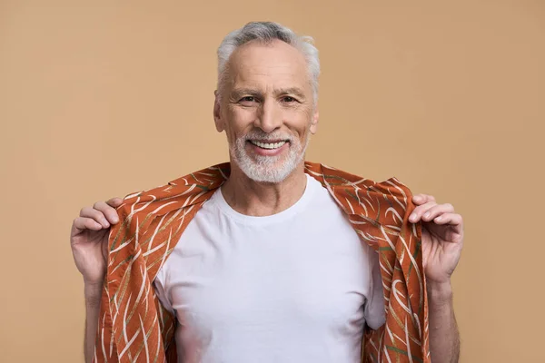 Yakışıklı Emekli Güzel Dişlek Gülümsemesiyle Gülümseyen Turuncu Tişörtünün Üstünde Ele — Stok fotoğraf