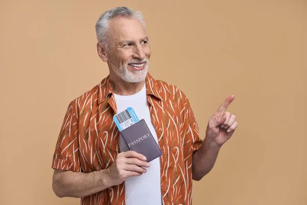 Šťastný Pozitivní Šedovlasý Starší Muž Vousy Ukazující Prstem Kopírovací Prostor — Stock fotografie