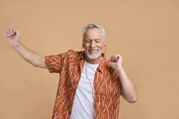 Biały Stylowy Starszy Mężczyzna Szczęśliwy Emerytowany Wczasowicz Ubrany Pomarańczowe Słuchawki — Zdjęcie stockowe