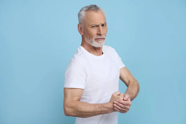 迷人的肌肉白种人老年人 英俊迷人的成年人白衬衫 显示二头肌 看着相机 孤立的蓝色背景 活跃的退休人员 健康的生活方式 — 图库照片