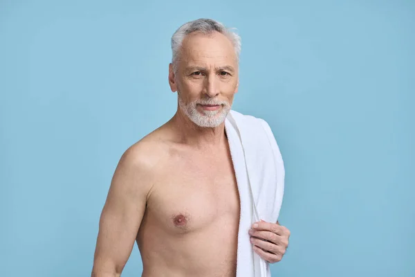 Caucasico Attraente Bell Uomo Anziano Anni Con Asciugamano Bianco Mano — Foto Stock