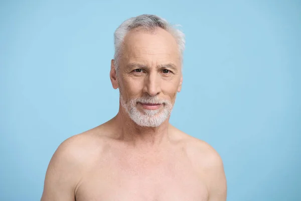 Beyaz Saçlı Sakallı Yakışıklı Bir Adamın Özgüvenli Portresi Kameraya Bakıp — Stok fotoğraf