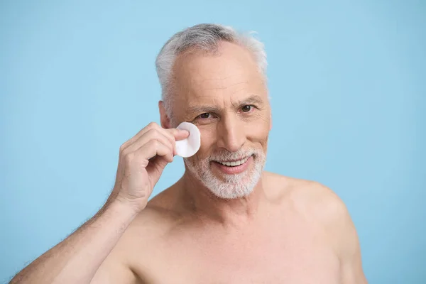 Handsome Caucasian Senior Man Holding Cotton Pad His Face Applying — Stock Photo, Image