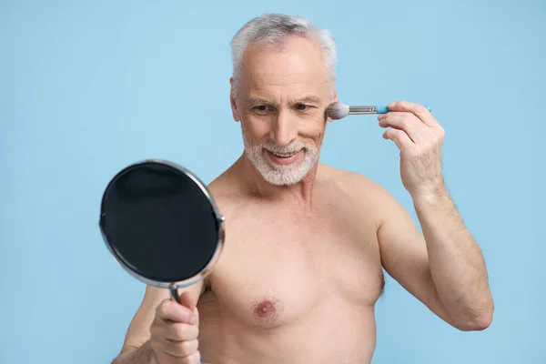Caucasico Bell Uomo Anziano Tenendo Pennello Trucco Applicando Fondotinta Cipria — Foto Stock