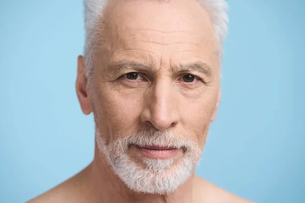Yakın Çekim Stüdyo Portresi Beyaz Saçlı Yakışıklı Gri Sakallı Yaşlarda — Stok fotoğraf