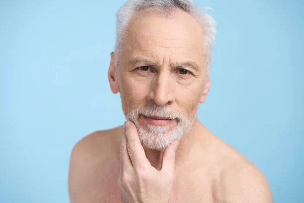Крупный План Фотогеничный Пожилой Человек Трогающий Бороду Внимательно Любующийся Своей — стоковое фото