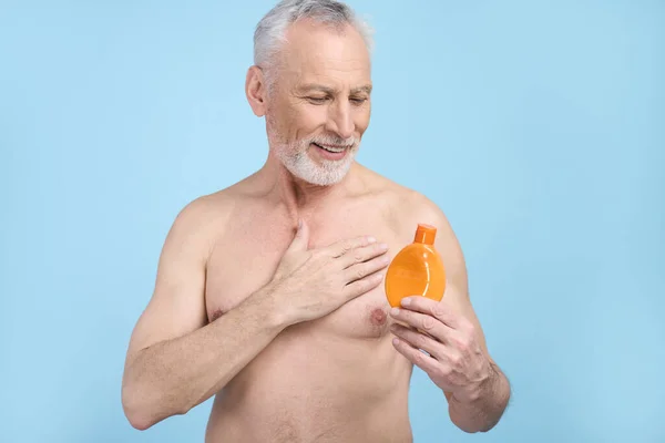 Bello Uomo Anziano Barbuto Possesso Bottiglia Arancione Con Protezione Solare — Foto Stock