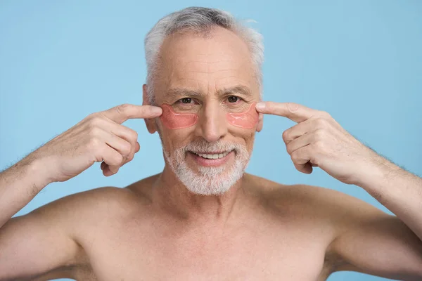Uomo Anziano Sorridente Punta Dita Indice Macchie Collagene Idrogel Sotto — Foto Stock