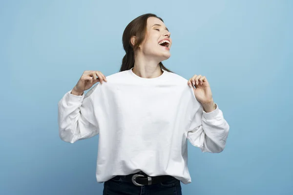 Jonge Vrolijke Vrouw Wit Shirt Dansen Plezier Geïsoleerd Blauwe Achtergrond — Stockfoto