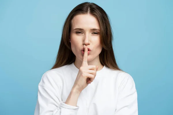 Jonge Vrouw Met Wit Shirt Die Haar Wijsvinger Haar Lippen — Stockfoto