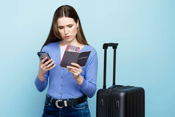 Młoda Kobieta Turystka Korzystająca Smartfona Sprawdzająca Aplikację Mobilną Internetowa Rejestracja — Zdjęcie stockowe