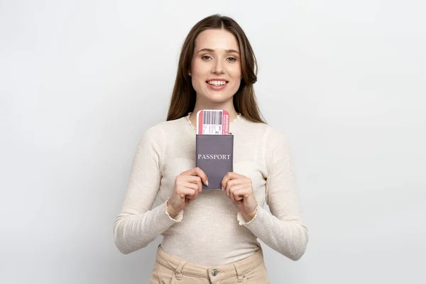 Aufgeregte Kaukasische Junge Frau Mit Pass Und Bordkarte Die Glück — Stockfoto