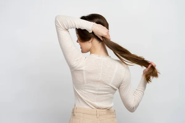 Вид Спереду Молода Жінка Довгим Волоссям Ізольована Білому Тлі Зачіска — стокове фото
