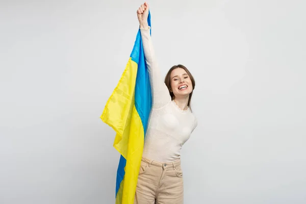 Ukrayna Bayrağı Taşıyan Genç Güzel Bir Kadın Beyaz Arka Planda — Stok fotoğraf