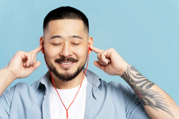 Homme Coréen Attrayant Écoutant Musique Dans Les Écouteurs Les Yeux — Photo