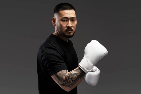 Seriöser Asiatischer Boxer Weißen Boxhandschuhen Der Isoliert Auf Schwarzem Hintergrund — Stockfoto