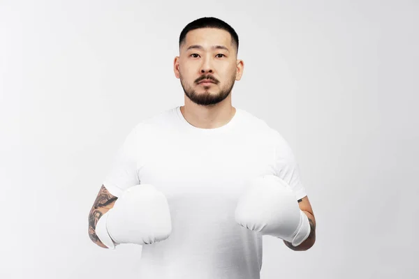 白い背景に隔離された白いボクシンググローブを身に着けている深刻なアジアの男の肖像画 若い男性の訓練動機趣味 — ストック写真