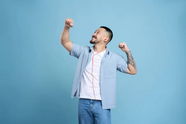 Überglücklich Glücklicher Asiatischer Mann Mit Kopfhörern Der Isoliert Auf Blauem — Stockfoto
