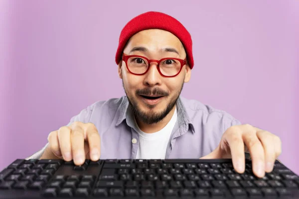 Emozionato Hipster Coreano Giocare Videogioco Amazed Asiatico Uomo Indossa Cappello — Foto Stock