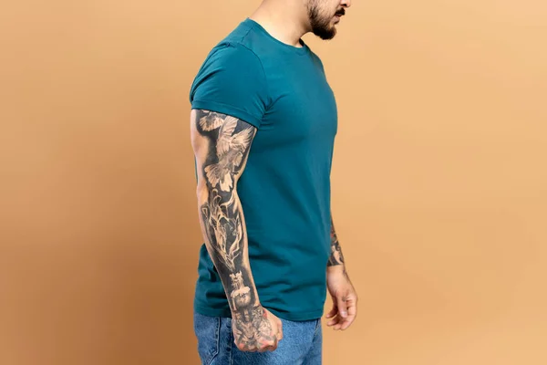 Портрет Красивого Азіатського Чоловіка Стильним Татуюванням Руках Зеленій Повсякденній Сорочці — стокове фото