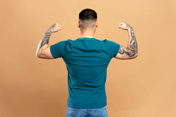 Kollarında Şık Dövmeleri Olan Güçlü Kaslı Asyalı Adamın Arka Planda — Stok fotoğraf