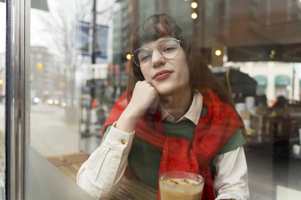 Mujer Atractiva Positiva Sentada Cafetería Con Bebida Interior Mirando Ventana — Foto de Stock